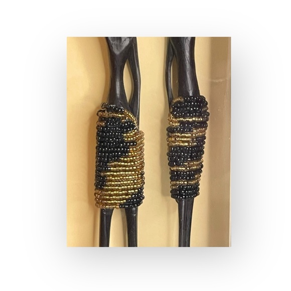 Vintage: African Art Decor Shadow Box 𒀭Ornate Carved Wood 𒀭Beaded Figurines 𒀭 - Picture 14 of 16